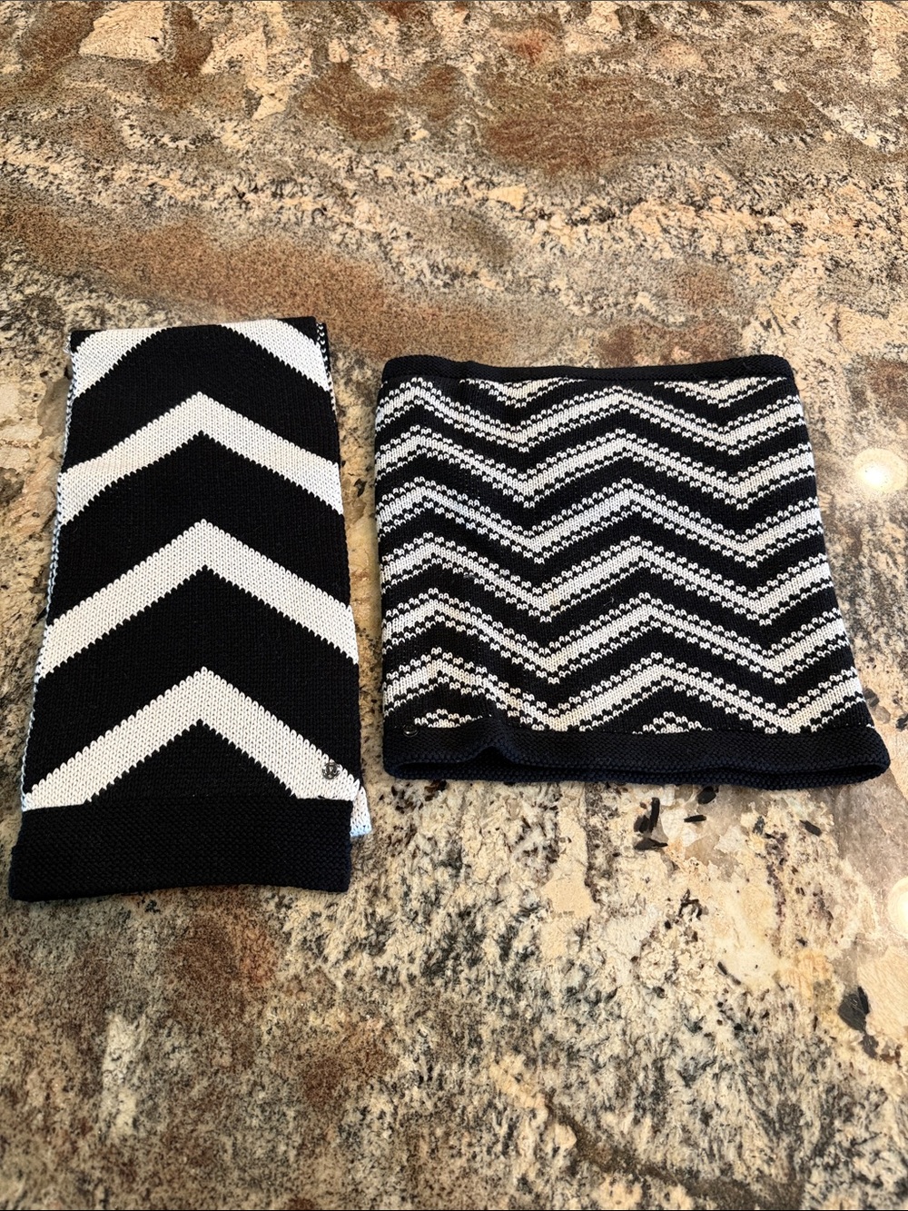 lululemon athletica Black and White Chevron Knit Attaching Scarf Set